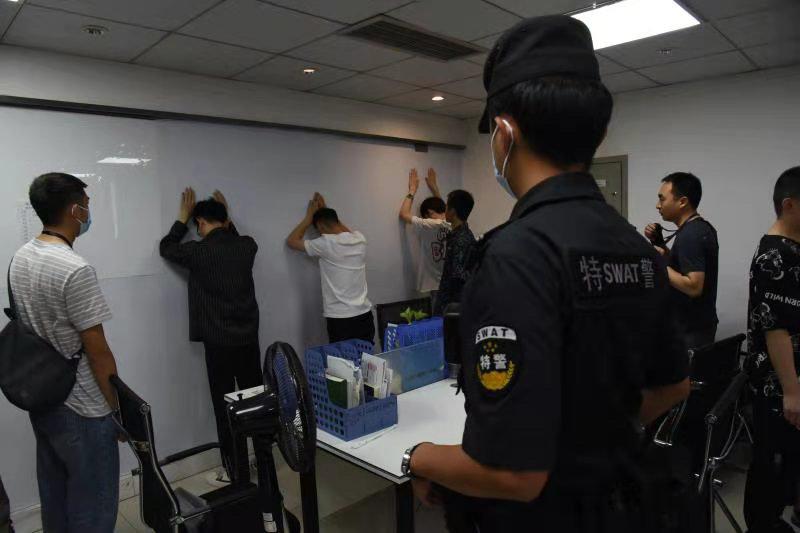 股票配资合法吗 男子上班两天发现公司疑似诈骗报警，警方捣毁两窝点及作案平台后台