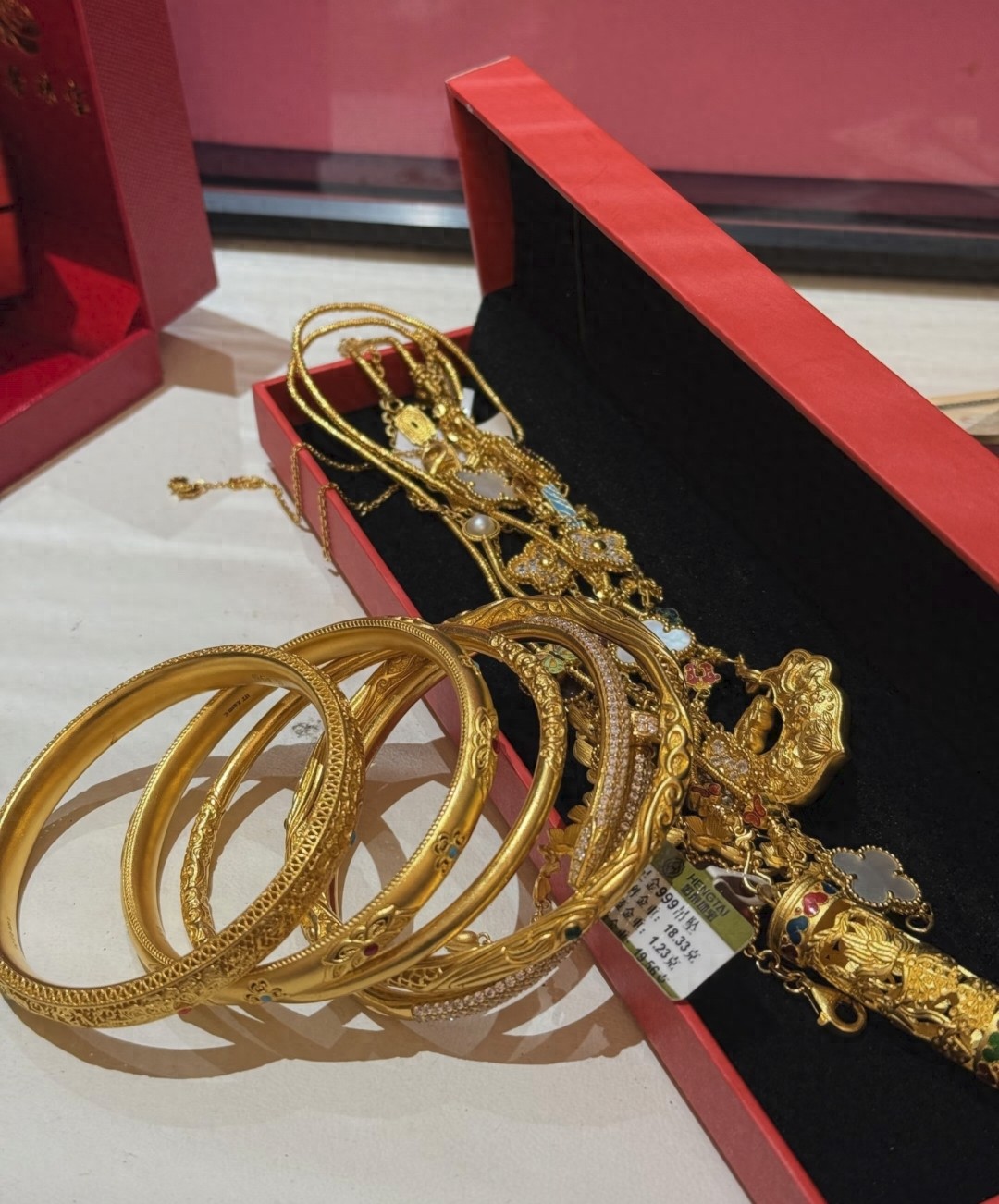 金价三年涨120%，中国大妈解套！这波行情能撑到年底吗？