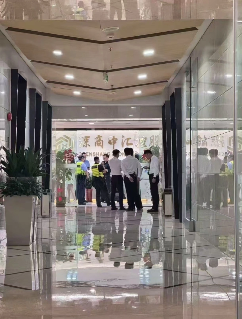 深商中汇老板携千万巨款跑路，个股场外期权杠杆交易引巨亏